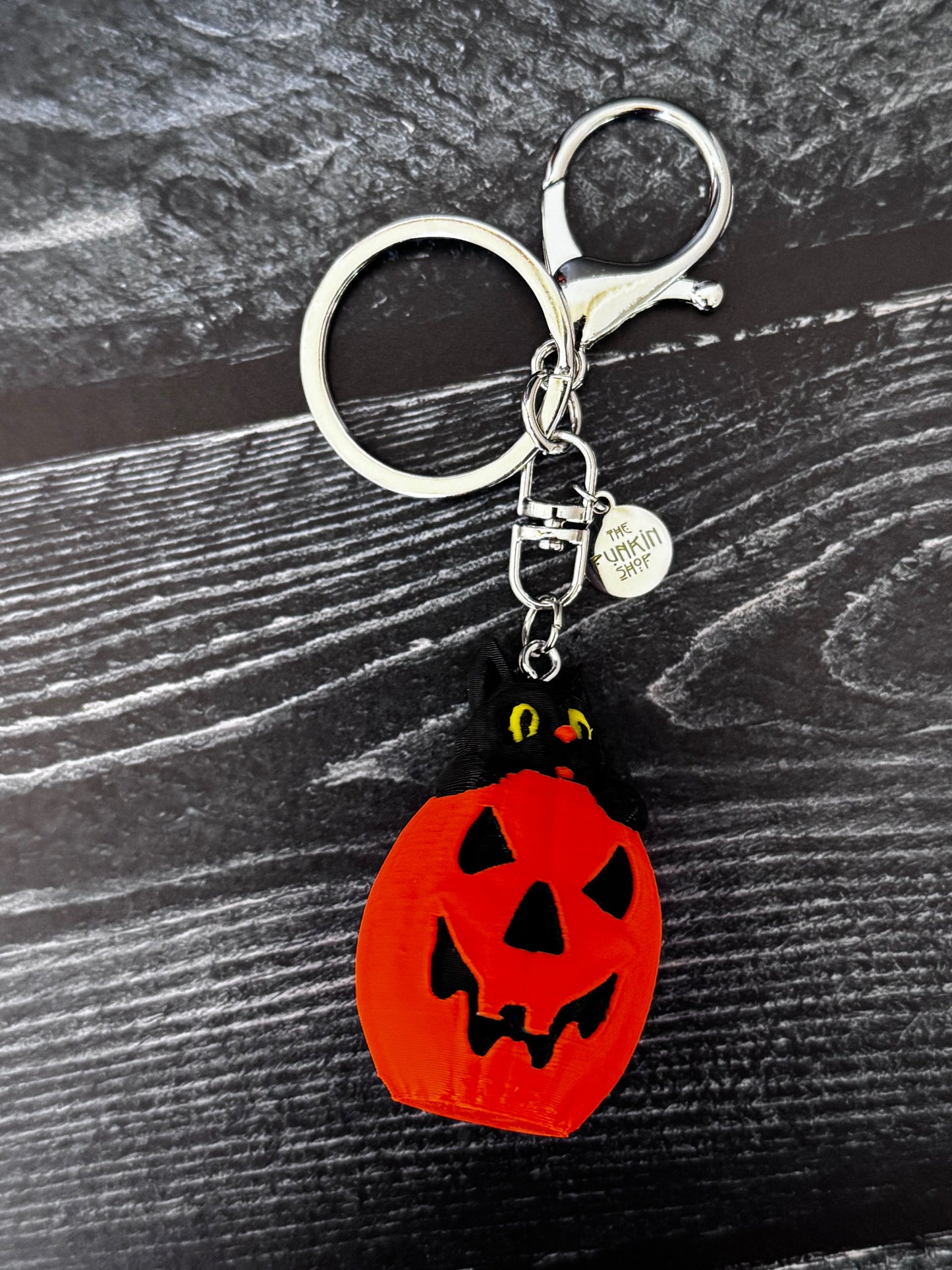 Vintage-Inspired Black Cat Pumpkin Keychain 🎃🐈⬛
